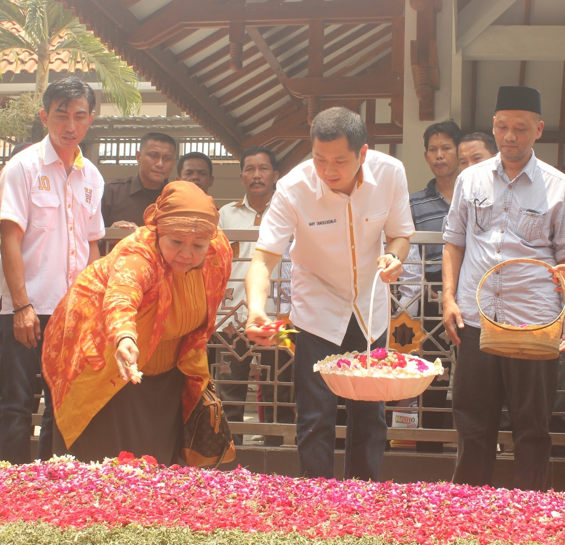Harry Tanoe menabur bunga dimakam Gus Dur saat mengunjungi Pesantren Tebuireng Jombang, Selasa (4/2/2014). Didampingi Gus Irfan Yususf Wakil Pengasuh bidang Kepesantrenan (kanan) dan Bu Lili Wahid (kedua dari kiri).