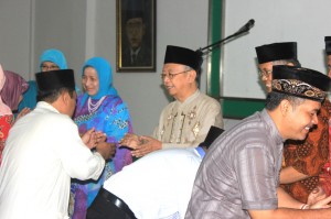 Pengasuh Pesantren Tebuireng bersalaman dengan semua dewan guru dan karyawan pesantren pada acara halal, Kamis (14/08).