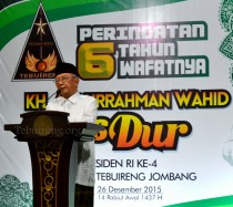 Pengasuh Pesantren Tebuireng, Dr. Ir. KH. Salahuddin Wahid memberikan sambutan dalam acara Haul Gus Dur di kompleks makam Pesanten Tebuireng, Sabtu (26/12/2015).