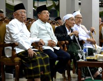 Gus Sholah, Wapres JK, Mbah Maemun Zubair, dan Kiai Jamaluddin Ahmad sesaat sebelum acara Haul Gus Dur dimulai