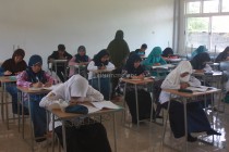 Para peserta sibuk menyerjakan soal Tes PSB di SMA Trensains Tebuireng 2 Jombok Ngoro Jombang, Kamis (24/12/2015) (foto: Abror)