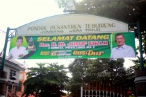 Banner selamat datang kepada Wapres Jusuf Kalla di atas gerbang masuk Pesantren Tebuireng