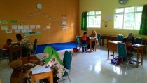 Para guru SDI Tebuireng Ir. Soedigno melakukan tes observasi kepada para calon anak didik, Kamis (06/02/2016)