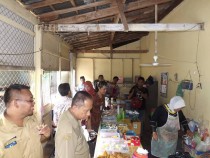 Para petugas BPOM dan Dinkes Jombang memeriksa jajanan yang dijual di SMP A. Wahid Hasyim Tebuireng, pagi tadi (23/03/2016)