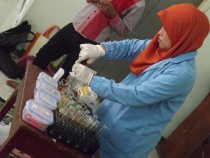 Salah satu petugas BPOM meneliti beberapa sampel makanan yang dijual di SMP A. Wahid Hasyim dengan menggunakan Reagent Test Kit. Hasilnya, semua sampel negatif zat berbahaya