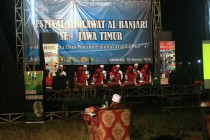Salah satu peserta menunjukkan kebolehan di atas panggung Festifal al-Banjari se-Jatim di Unhasy Tebuireng, Sabtu (26/03)