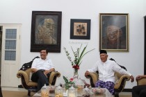 Menteri Luhut bersama H. Kikin di Ndalem Kesepuhan Pesantren Tebuireng.