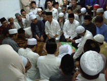 Menteri Lukman Hakim Saifuddin bertakziyah dan berdoa di depan jenazah KH. Ali Mustofa Ya'kub.