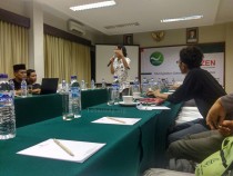 Direktur Nutizen Savic Ali memberikan materi kepada para peserta Pelatihan Audio Visual bagi pembuat film Pesantren di ruang Arimbi Hotel Cakra Kembang Yogyakarta, Jumat (15/04)