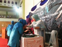 Seorang wisudawati mencium tangan Bu Nyai Hj. Faridah Salahuddin Wahid usai menerima sematan kalung
