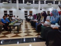 H. Lukman Hakim sedang menjelaskan perihal pendidikan pesantren yang diterapkan Tebuireng kepada para peserta Wisata Rohani MAN Cilacap di Gedung KH. M. Yusuf Hasyim lantai 3, Sabtu malam (07/05/2016)