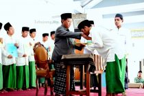 Kepala Madrasah Mu'allimin Hasyim Asy'ari Tebuireng menyerahkan sertifikat dalam prosesi Wisuda Tahfidz 2016.