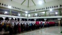 Para santriwati berdiri saat pembacaan shalawat Nabi atau "Asyrokolan" di Masjid Ulul Albab Tebuireng dalam peringatan Isra' Mi'raj dan penutupan perlombaan Akhirussanah Pondok Putri Kamis (05/05/2016)