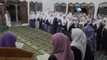 Para santriwati Pesantren Seblak melantunkan shalawat Nabi dalam acara peringatan Isra' Mi'raj di Masjid Seblak Kamis (05/05/2016)