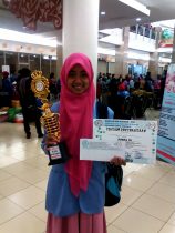 Farin memamerkan piala dan sertifikat penghargaan lomba Alat Perlombaan Edukasi (APE) se-IMPI Wilayah III (Wijayatirta)
