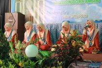 Wisudawati terbaik menampilkan hafalan Al-Qur'an