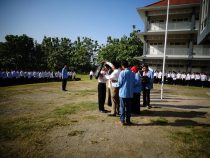 Pembantu Rektor Drs. H. Muchsin Ks memakaikan tas kepada maba sebagai simbol dimulainya mereka secara resmi menjadi mahasiswa Unhasy