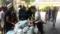Panitia sedang membagikan daging kepada warga yang mendapatkan kupon, hari ini (12/09/2016)