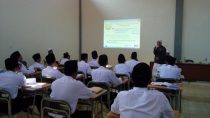 Suasana belajar metode belajar baca kitab al Miftah lil Ulum Sidogiri di Gedun Diklat Kader Tebuireng Jombok Ngoro Jombang