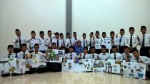 Foto peserta bersama pemateri dengan sebagian hasil karya mereka