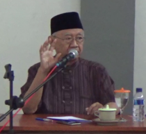 Pengasuh Pesantren Tebuireng, Dr. Ir. KH. Salahuddin Wahid saat berdialog degan para peserta Diklat Kader Tebuireng angkatan kedua