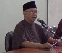Dr. Ir. KH. Salahuddin saat memimpin dialog bersama para peserta diklat kader Tebuireng. Dalam kesempatan itu, beliau mengkritik pernyataan Mahfud MD tentang Mengindonesiakan Islam dan Mengislamkan Indonesia.