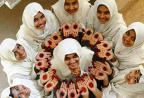 Para gadis muslim saat festifal  muslim di Sri Lanka (sumber: www.leisurelk.com)
