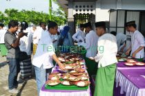 Tim Jasa Boga dan Santri Madrasah Muallimin Tebuireng mempersiapkan sajian makanan untuk disantap dalam pemecahan Rekor MURI, Jumat (18/11/2016)