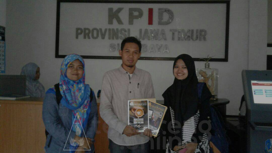 Foto Kru Majalah Tebuireng dengan Ketua KPID Jatim, Afif Amrulloh. (Foto: AR)