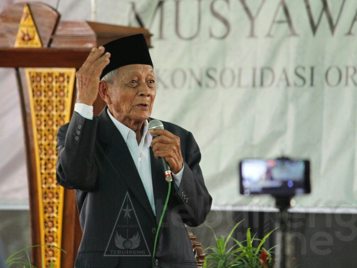 KH. Abdurrahman Bajuri, santri lansung KH. Hasyim Asy’ari memberikan wejangan kepada para alumni yang hadir dalam Munas V Ikapete, siang tadi (22/07/2017). (Foto: Kopi Ireng)