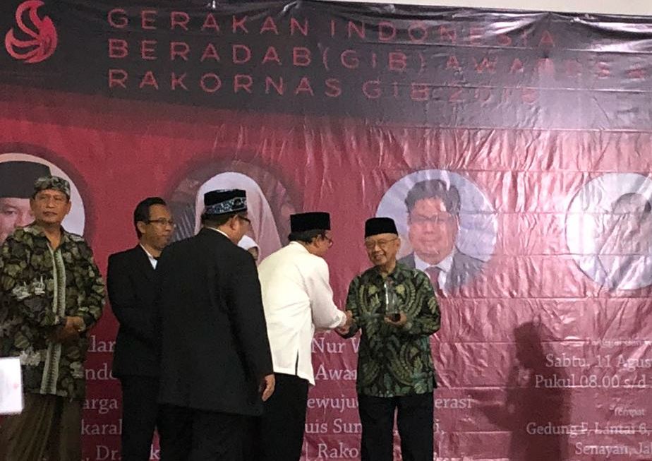 Gus Sholah Terima Penghargaan GIB Award 2018 – Tebuireng 