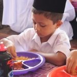 etika-makan-anak