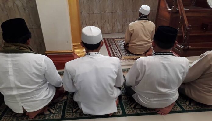 Adab Imam Membaca Zikir setelah Shalat