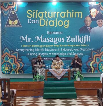 (Kanan) Menteri Bertanggung jawab Bagi Ehwal Masyarakat Islam, Masagos Zulkifli saat berkunjung ke Pesantren Tebuireng Jombang, Rabu (15/3).