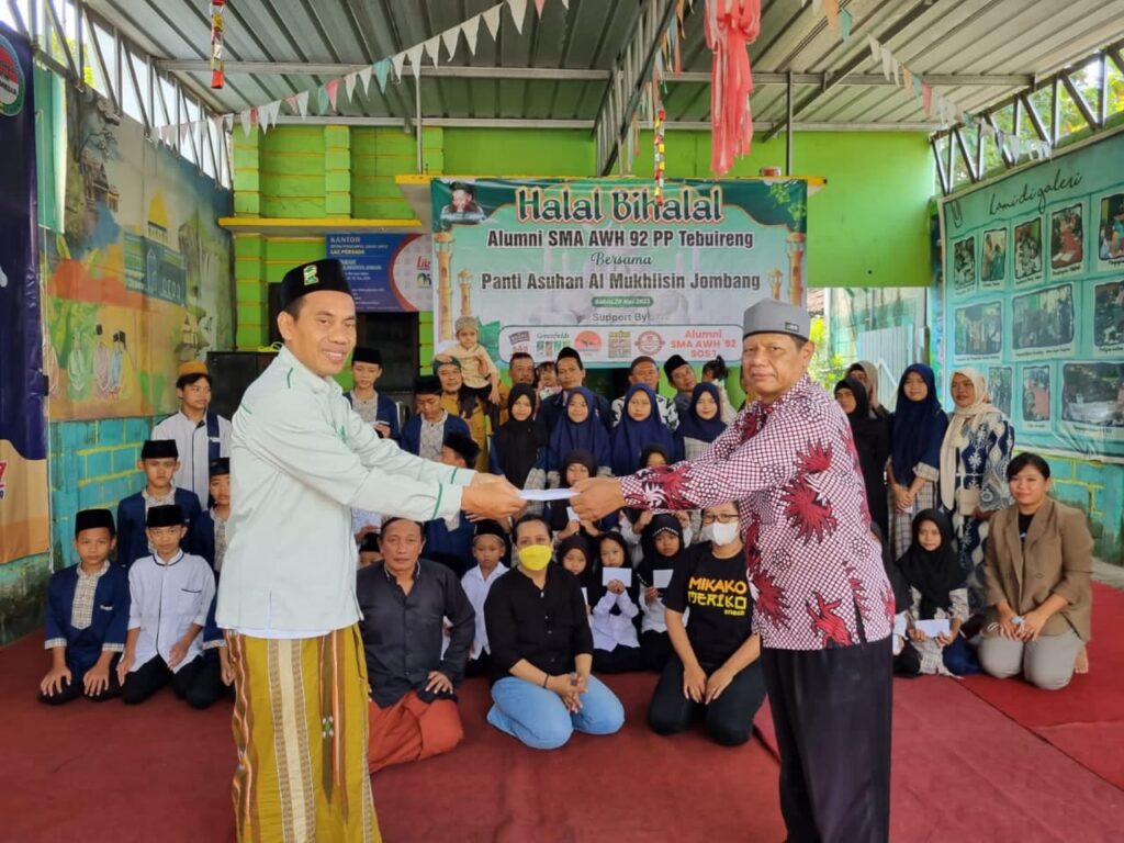 Dokumentasi donasi alumni SMA AWH 92 di panti asuhan Al-Mukhlisin Peterongan Jombang, Sabtu (20/05/2023)