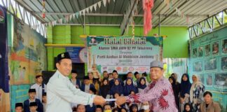 Dokumentasi donasi alumni SMA AWH 92 di panti asuhan Al-Mukhlisin Peterongan Jombang, Sabtu (20/05/2023)