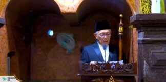 KH. Abdul Hakim Mahfudz saat menyampaikan khutbah di peringatan Hari Raya Idul Adha Pesantren Tebuireng, Kamis (29/06/2023).