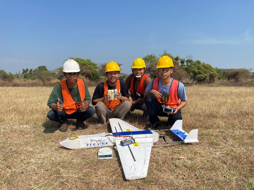 Peserta lomba KRTI (Kontes Robot Terbang Indonesia) dari UNHASY