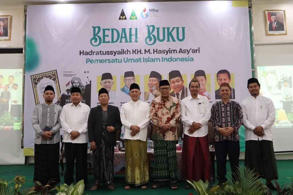 , Ikatan Keluarga Alumni Pesantren Tebuireng (IKAPETE) mengadakan bedah buku “Hadratussyaikh KH. M. Hasyim Asy’ari Pemersatu Umat Islam Indonesia”, pada Kamis (19/10/2023) di Aula Lantai 3 Gedung Yusuf Hasyim. 