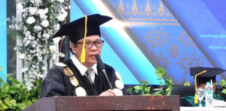 Rektor Universitas Hasyim Asy’ari, Prof. Dr. H. Haris Supratno saat menyampaikan sambutan di acara Wisuda Sarjana (S1) ke-32 dan Pascasarjana (S2) ke-21 Universitas Hasyim Asyari (UNHASY).