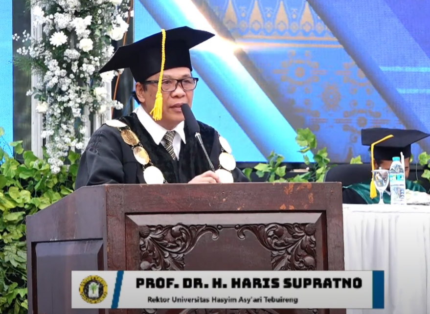 Rektor Universitas Hasyim Asy’ari, Prof. Dr. H. Haris Supratno saat menyampaikan sambutan di acara Wisuda Sarjana (S1) ke-32 dan Pascasarjana (S2) ke-21 Universitas Hasyim Asyari (UNHASY). 