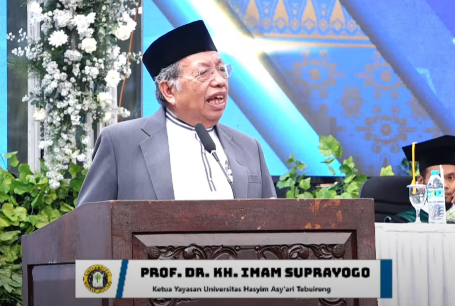 Prof Dr. KH. Imam Suprayogo saat memberikan pesan-pesan kepada para wisudawan UNHASY.