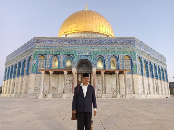 Drs. H. M. Muhsin Ks, M.Ag., saat berkunjung ke kompleks Masjidil Aqsa, Palestina.