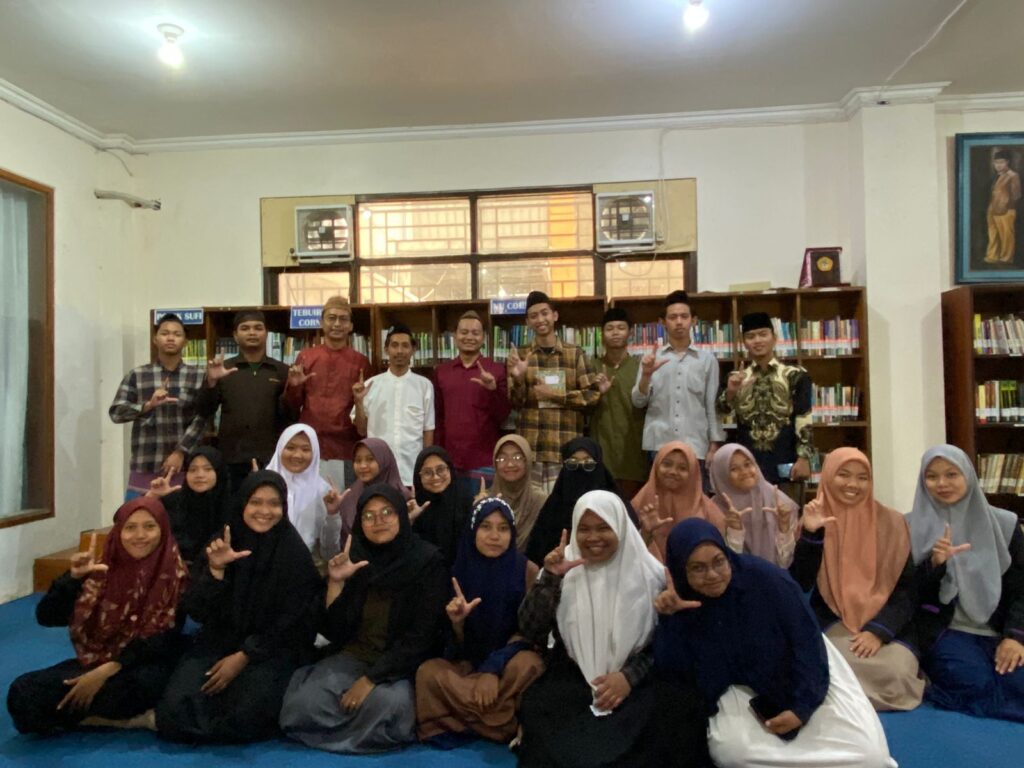 Sanggar Kapoedang Tebuireng menggelar penutupan sekolah menulis pada Jum’at (17/11/2023) di perpustakaan A Wahid Hasyim Tebuireng dengan diikuti 20 peserta. 