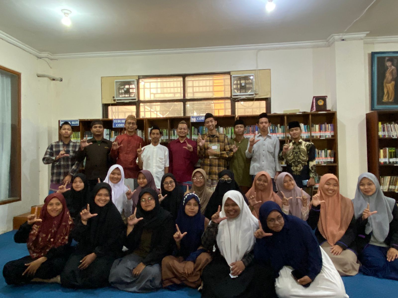 Sanggar Kapoedang Tebuireng menggelar penutupan sekolah menulis pada Jum’at (17/11/2023) di perpustakaan A Wahid Hasyim Tebuireng dengan diikuti 20 peserta.