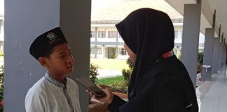 Jose Mario Wijaya, salah satu peserta tes psb SMP Sains, menjelaskan alasannya memilih SMP Sains. Foto: Ilvi