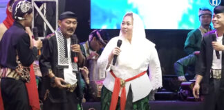 Mbak Inayah Wahid ikut tampil dalam pagelaran guyonan rakyat Guyon Maton Cak Percil CS dalam peringatan Haul Gus Dur 2023.