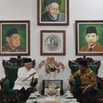 KH. Abdul Hakim Mahfudz dan Prof. Mahfud MD saat berbincang di dalem kasepuhan. Sabtu (02/12/2023)