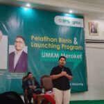Trainer GoTo (Gojek dan Tokopedia) Rizki Mulyatara dalam pemaparan materinya dalam acara Pelatihan Bisnis dan Launching Program “UMKM Meroket” pada Kamis, (07/12/2023). Foto: Ilvi