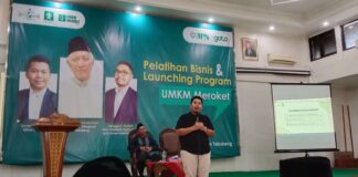 Trainer GoTo (Gojek dan Tokopedia) Rizki Mulyatara dalam pemaparan materinya dalam acara Pelatihan Bisnis dan Launching Program “UMKM Meroket” pada Kamis, (07/12/2023). Foto: Ilvi